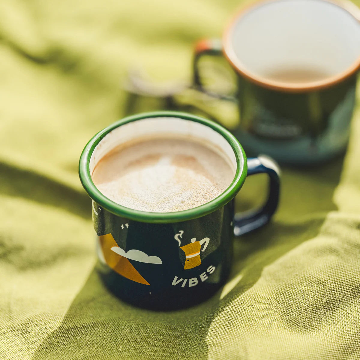 Road Typing Emaillebecher Camp Vibes