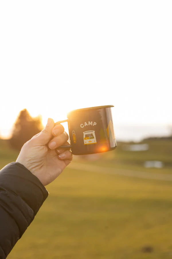 Road Typing Emaillebecher Camp Vibes