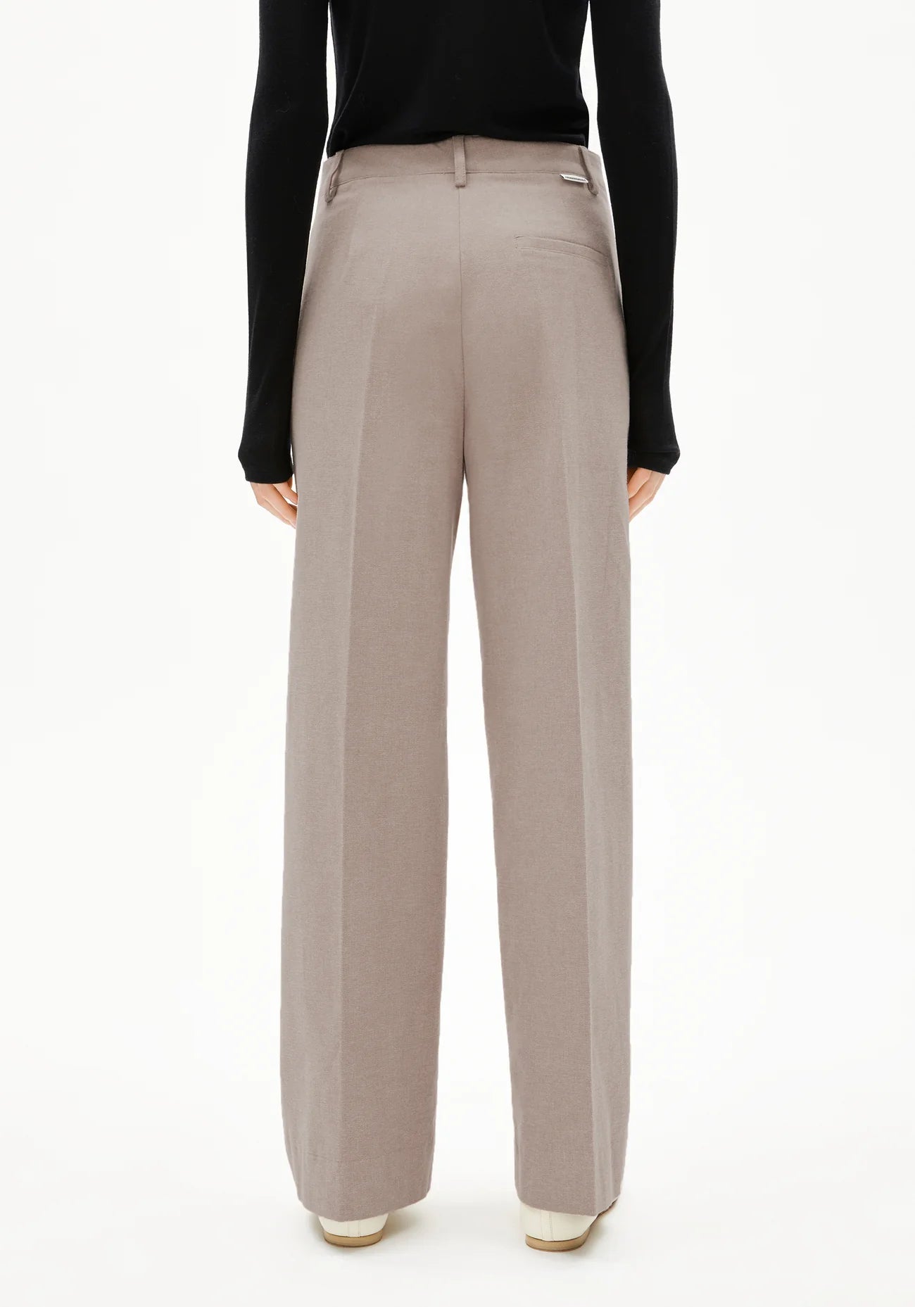 ARMEDANGES LEANDRAA HANDAAS