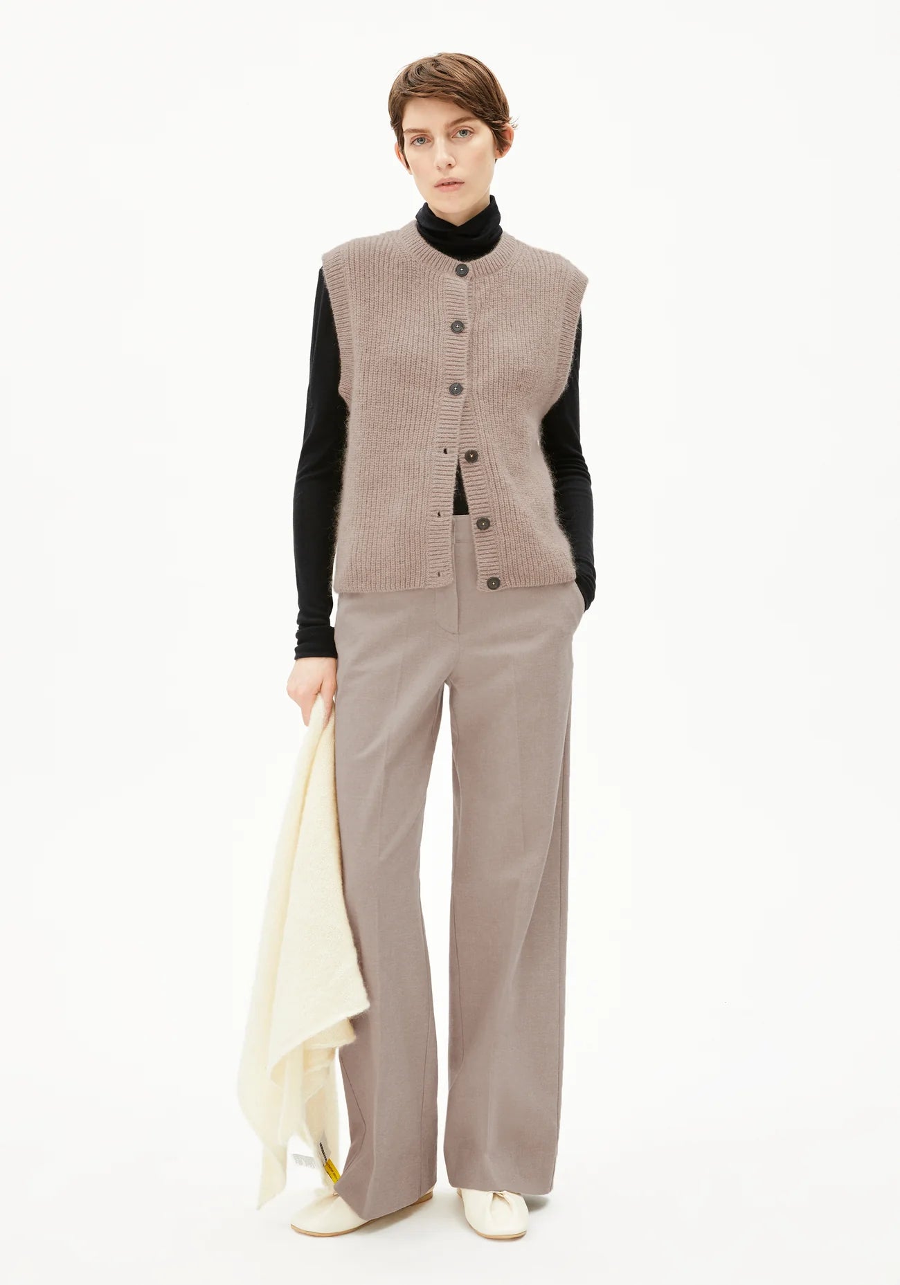 ARMEDANGES LEANDRAA HANDAAS