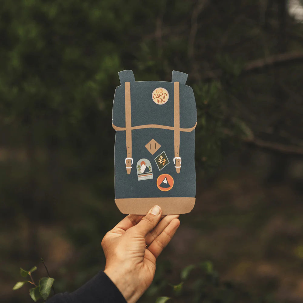 Road Typing Postkarte ausgestanzt in Rucksack Form