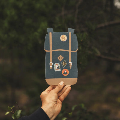 Road Typing Postkarte ausgestanzt in Rucksack Form