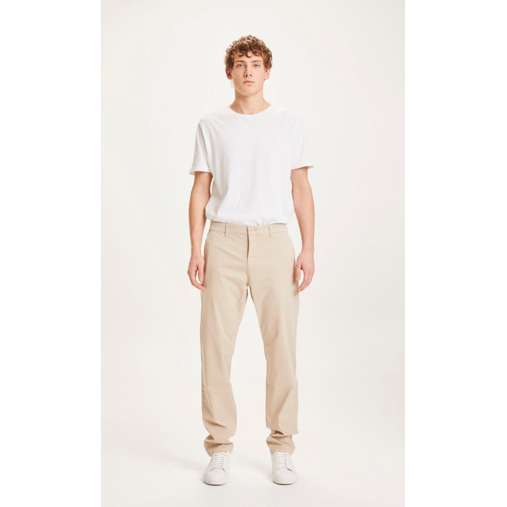 KnowledgeCotton Apparel  CHUCK regular chino poplin pant #farbe_light-feather-gray