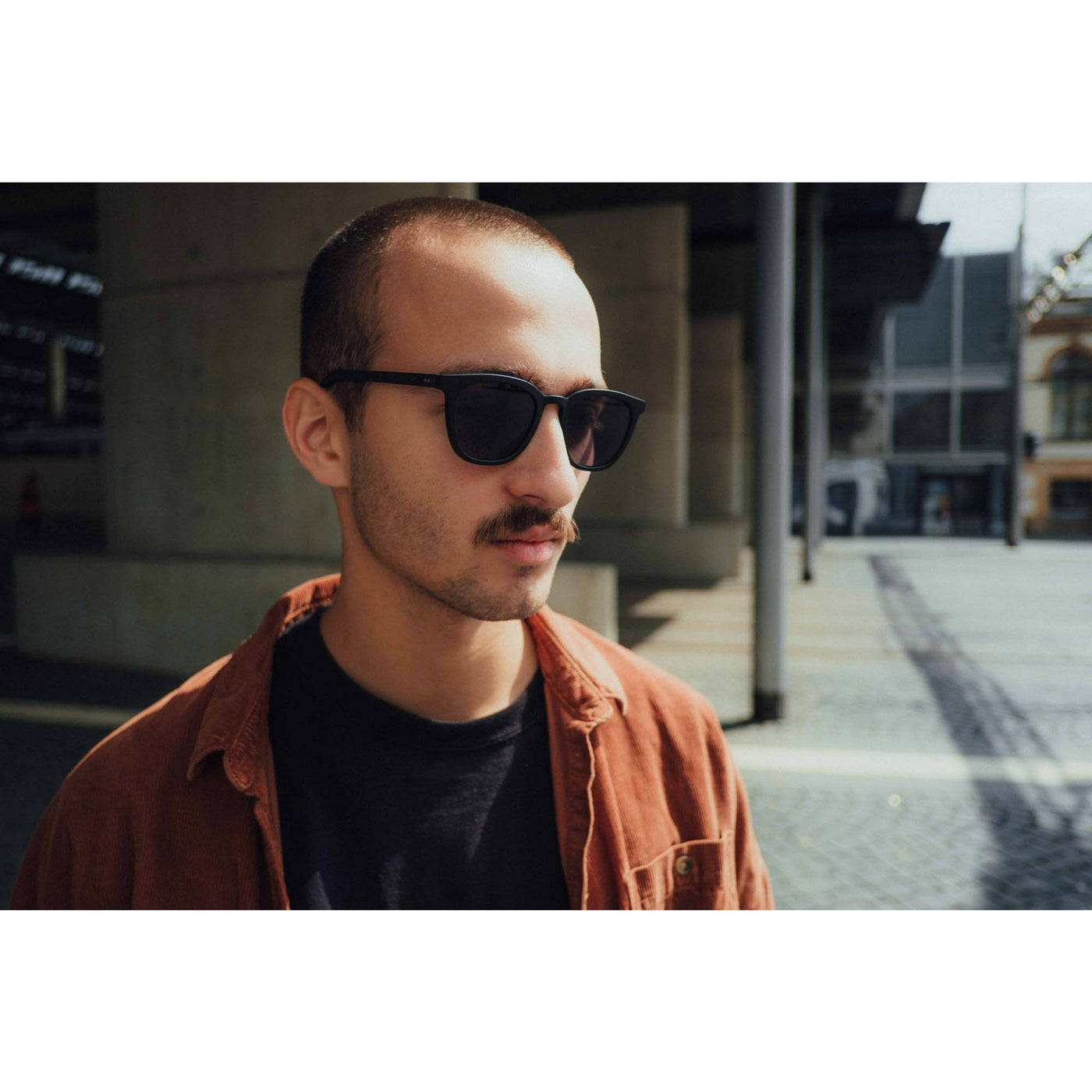 Sonnenbrille Quentin aus schwarzen Eichenholz